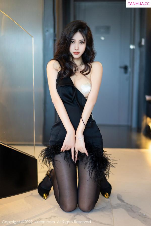 laura阿姣  [XiuRen]高清写真图 2022.11.24 No.5906 laura阿姣 黑丝美腿第19张图片